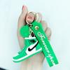 Llavero creativo nuevo de zapatos de fútbol, llavero colgante de recuerdo de juegos de fútbol de goma suave, pequeño regalo al por mayor