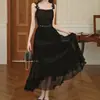 Vestido Negro de Tirantes Estilo Francés con Parches de Encaje, Cintura Ceñida Hueca, Vestido Largo Elegante
