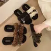 Sandálias de pelúcia slip-on com fivela 2026, bico aberto, para mulheres, chinelos da moda estilo coreano, planos, para outono e inverno, de lã de cordeiro