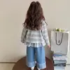 Conjunto de Dos Piezas para Niña Primavera 2026 Nuevo Estilo Coreano Cárdigan Rayado con Estampado de Gato y Corazón Jeans Tendencia