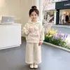 Conjunto de Inverno para Meninas 2026 Novo Estilo Gola Redonda Moletom com Capuz de Desenho Tecido Fleece Estiloso para Bebê Menina Conjunto Versátil de Três Peças