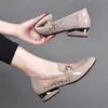 Sapatilhas Macias de Couro com Tela 2025 Novo Estilo Sandálias Femininas Vazadas de Salto Baixo Verão Sapatilhas Macias com Solado Flexível Sapatos de Couro Baixos