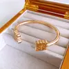 Pulseira Aberta Quadrada Vazada de Luxo Leve Europeia e Americana, Pulseira Versátil Tendência Vintage, Joia Simples de Nicho para Mulheres