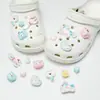 Nuevos dijes de resina para zuecos al por mayor: lindos diseños de dibujos animados, versátiles flores para zapatos de mariposa, flores de burbujas y decoraciones de animales
