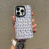 Capa de telefone azul minimalista e artística com padrão floral pequeno pintado para iPhone 15 Pro Max com capa protetora de borda preta