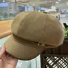 Gorra de Boina para Mujer Otoño 2025 con Estampado Floral, Logo Metálico y Visera de Piel, Estilo Retro Cálido