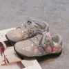 Tênis Esportivo Infantil Novo Outono 2026 Versátil para Meninas Tendência Moda para Meninos Sapatos de Treino Alemães Sola Macia Versão Coreana