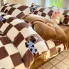 Nuevo juego de ropa de cama de cuatro piezas de grado A para 2026, seguro para bebés, con forro de felpa, engrosado, de terciopelo de leche y suave, cálido, con un estampado fresco y ligero para uso doméstico