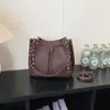Tendencia de moda transfronteriza: bolsa minimalista para motocicleta, bolsa de axila, bolso tipo cubo con tachuelas, bolso de hombro con cadena, bolso cruzado, bolso retro para mujer