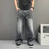 Calça jeans de workwear retrô preta e cinza para homens, com bolsos grandes, corte solto, pernas largas e um design reto moderno e versátil que chega ao chão.
