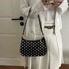 Bolsa feminina de verniz brilhante com bolinhas de nicho, nova moda 2026, bolsa transversal versátil, bolsa de ombro e para usar sob o braço atacado