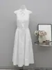 Roupas de Designer em Estoque: Vestido Longo sem Mangas com Amarração e Cintura Elástica, Vestido Branco de Algodão Tencel de Verão