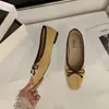 Novos mocassins retrô franceses 2026 slip-on para o dia a dia bico fino sapato único laço bico quadrado outono e inverno veludo sola plana