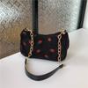 Bolsa de fresas de gran capacidad estilo coreano 2026 Verano Nuevo Estilo Fresco Bolso de un solo hombro para debajo del brazo Pana Suave Bolso de chica