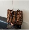 Bolsa Tote Grande de Estilo Coreano para Mujer Nueva Estampado de Leopardo Popular Bolso de Hombro Moda Retro Bolso de Axila para Viajes Transfronterizo