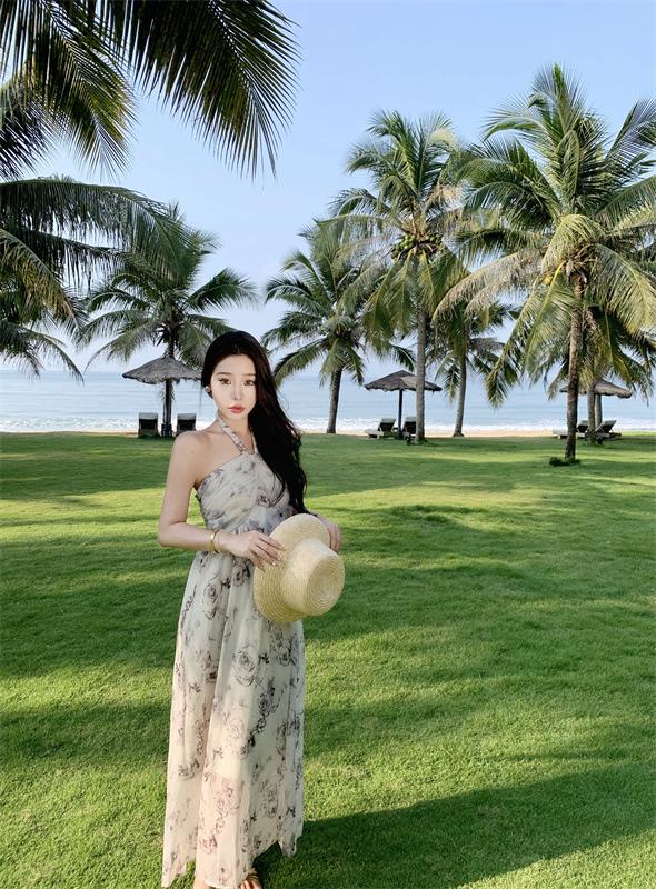 商品详情图_高级感玫瑰印花挂脖吊带连衣裙夏季2023女新款气