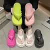 Chinelo Feminino Verão 2025 Novo Estilo Eva Sola Grossa Calçado de Rua Moda Casual Praia Beira-Mar Sandálias e Chinelos Antiderrapantes