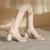 Sandalias de Moda de Tacón Alto Jingang Cg5508 para Uso Exterior 2025 Nuevo Verano Punta Cuadrada Tacón Grueso Versátiles de Tacón Medio para Mujer