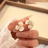 Aretes de Flor de Aguja Plateada con Diamantes, Suaves y de Moda, Elegante Bloqueo de Color, Versátiles para el Trabajo, Aretes Frescos Estilo Coreano, Clavillos Florales