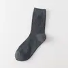Calcetines de hombre otoño e invierno clásicos a rayas de media pantorrilla para hombre versátiles de color liso algodón calcetines de hombre a rayas verticales en stock