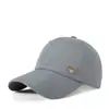 Gorra de béisbol con visera blanda para hombre y mujer, color liso con pequeño logotipo metálico, gorra versátil para el sol para adultos, disponible para compra al por mayor