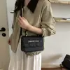 Elegante y minimalista bolso pequeño cuadrado para mujer, nueva colección otoño 2026, con un diseño único y disponible como bolso de hombro o cruzado.