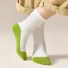 Meias descartáveis infantis com solas coloridas, meias de cano médio resistentes à sujeira para meninos e meninas, adequadas para estudantes e crianças mais velhas, meias descartáveis diárias sem lavagem