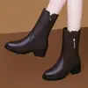 Botas de cuero suave de media pantorrilla para mujer, nuevo estilo otoño/invierno 2026, forradas de felpa para abrigar, cómodas botas de tacón medio grueso, botas de algodón para mujer