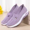 Sapatos da Mamãe para o Verão, Confortáveis e Respiráveis, Sapatos Casuais com Solado Macio para Mulheres de Meia-Idade e Idosas, Sapatos de Lona Old Beijing Vazados em Malha para Mulheres