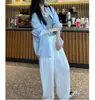 Un Conjunto Completo de Atuendo de Verano 2026: Un Estilo Coreano Relajado y de Alta Gama Que Luce Juvenil, Impresionante y Juguetón, con un Conjunto de Camisa y Pantalones con Protección Solar