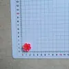 Accesorios mayoristas de pétalos brillantes y coloridos de flor de cerezo y flor de durazno para manualidades DIY, diademas infantiles, ropa, fundas de teléfono, zuecos y bolsos