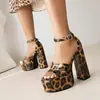 Zapatos europeos y americanos 40 sandalias de tacón alto sandalias de boca de pez 43 zapatos boca de pez verano 2023 comercio exterior hebilla de mesa de agua de fibra ultra gruesa