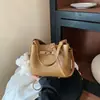 Bolso cubo pequeño casual de diseño nicho transfronterizo para mujer 2026 nuevo estilo moderno elegante bandolera individual bolso de mano