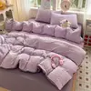 Conjunto de quatro peças ins retrô de cor sólida com textura de gaze doce, acabamento plissado em cor contrastante, conjunto simples de três peças para cama de dormitório estudantil