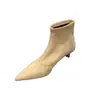Botas curtas femininas de moda elásticas, bico fino em camurça com sola macia e salto fino, botas versáteis de corte justo para outono e inverno
