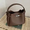 Bolso pequeño súper popular para mujer, nuevo bolso tipo cubo de hombro y cruzado de moda de verano 2026 de alta gama para el trabajo