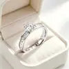 Anillo de titanio de acero con garra de diamante cuadrado de alta gama de nueva moda 2026, un anillo de pareja ligero y elegante que no se decolora