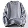 Outono/Inverno 2026 Novo Suéter de Lã Inteiriço Espesso com Gola Meia-Alta para Homem Camada Base Tricô Casual Jovem