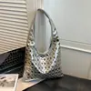 Bolso Cubo de Hombro Individual Texturizado Casual Simple de Gran Capacidad, Diseño Nuevo con Remaches Personalizado, Estilo Europeo y Americano, Tendencia 2026 para Mujer