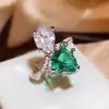 Nuevo anillo de mujer de moda, lujo ligero, diario, versátil, nicho, con incrustaciones de diamante rosa en forma de corazón, diamante de alto carbono, color de contraste