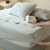 Lençol de baixo com bordado vazado de veludo de leite espessado, peça única, capa de cama de veludo coral de inverno, protetor de colchão com veludo extra, conjunto de três peças