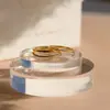 Anel de design de anel empilhado com rede de torção de diamante de alta qualidade de três camadas, micro cravação, anel de luxo leve, novas explosões da Amazon