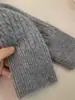 Cárdigan de punto grueso estilo europeo minimalista con trenzas, cuello redondo para mujer, versátil para otoño e invierno, estilo perezoso, suéter suave con botones dorados