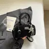 Elegante y estiloso bolso con patrón de diamantes para mujer, nuevo diseño de nicho para el verano de 2026, bolso cruzado popular, bolso de mano pequeño cuadrado
