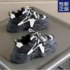 Tênis da Moda Cool para Pais 2025 Nova Moda Tênis Casuais Versáteis Plataforma de Solado Grosso Sapatos Brancos Casuais Femininos