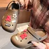 Sandalias ligeras antideslizantes de punta abierta para mujer para uso en exteriores, zuecos de playa de moda de verano de suela plana, medias pantuflas versátiles