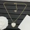 Novo Modelo 2025 Réplica Chanel Colar de Resina Coração Pérola Duplo C para Mulheres, Colar de Luxo de Alta Qualidade Atacado