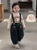 Conjunto de invierno estilo coreano para niños: un conjunto de tres piezas que incluye una chaqueta con capucha de patrón de estrellas pequeñas, una camiseta interior estampada y un elegante peto de cuadros