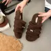 Chinelos peludos de sola grossa para mulheres, novo estilo outono e inverno 2026, bico aberto, com fivela de metal, antiderrapante, quentes e adequados para uso interno e externo