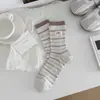 Meias Finas de Verão para Mulheres com Etiquetas de Tecido de Botão, Meias Largas Listradas, Meias Longas Versáteis Femininas Estilo College, Venda por Atacado de Meias de Algodão